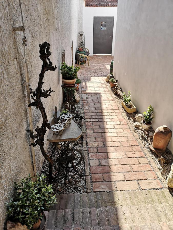 Vinna Kavarna Mikulov Buitenkant foto