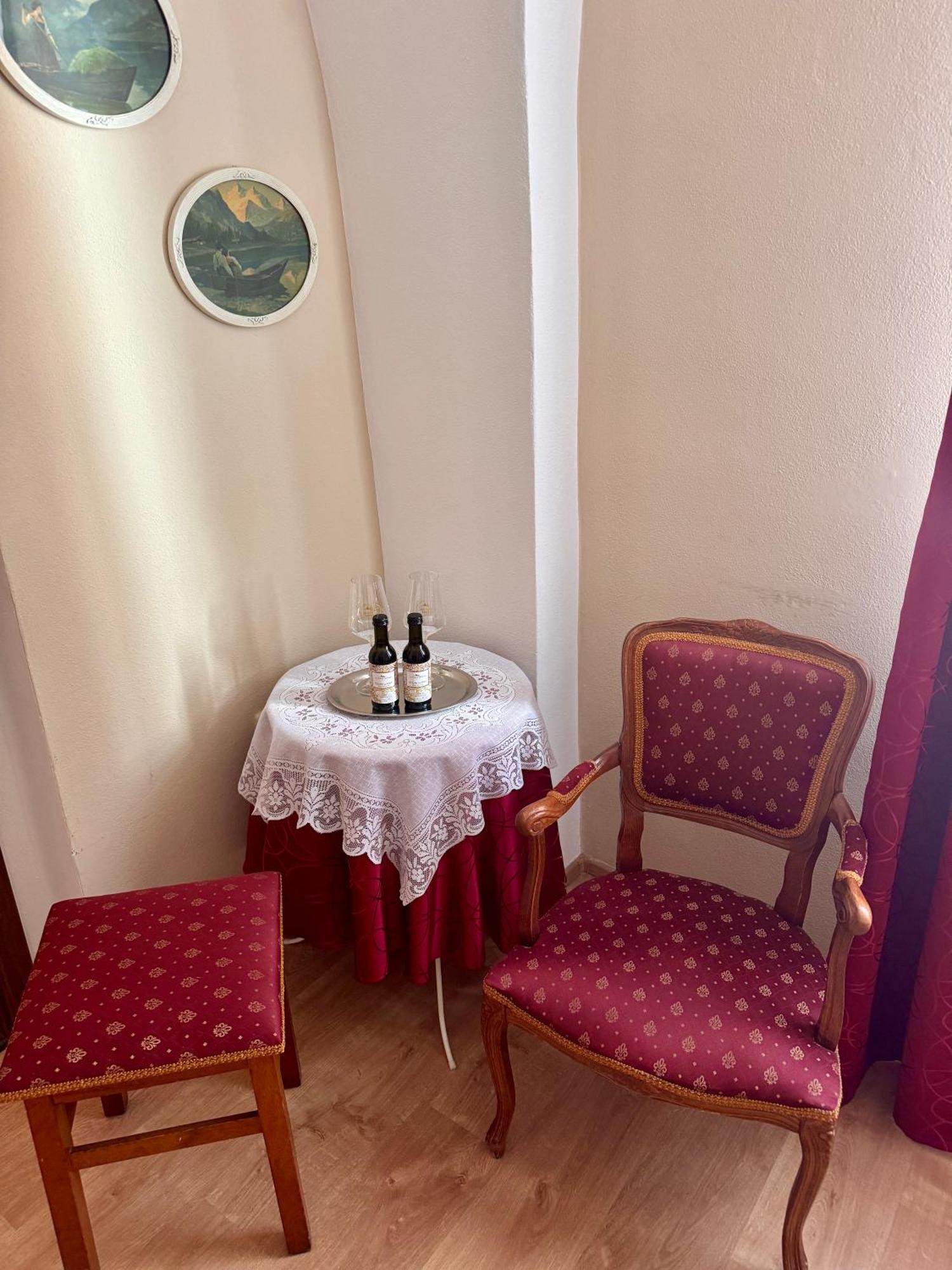 Vinna Kavarna Mikulov Buitenkant foto