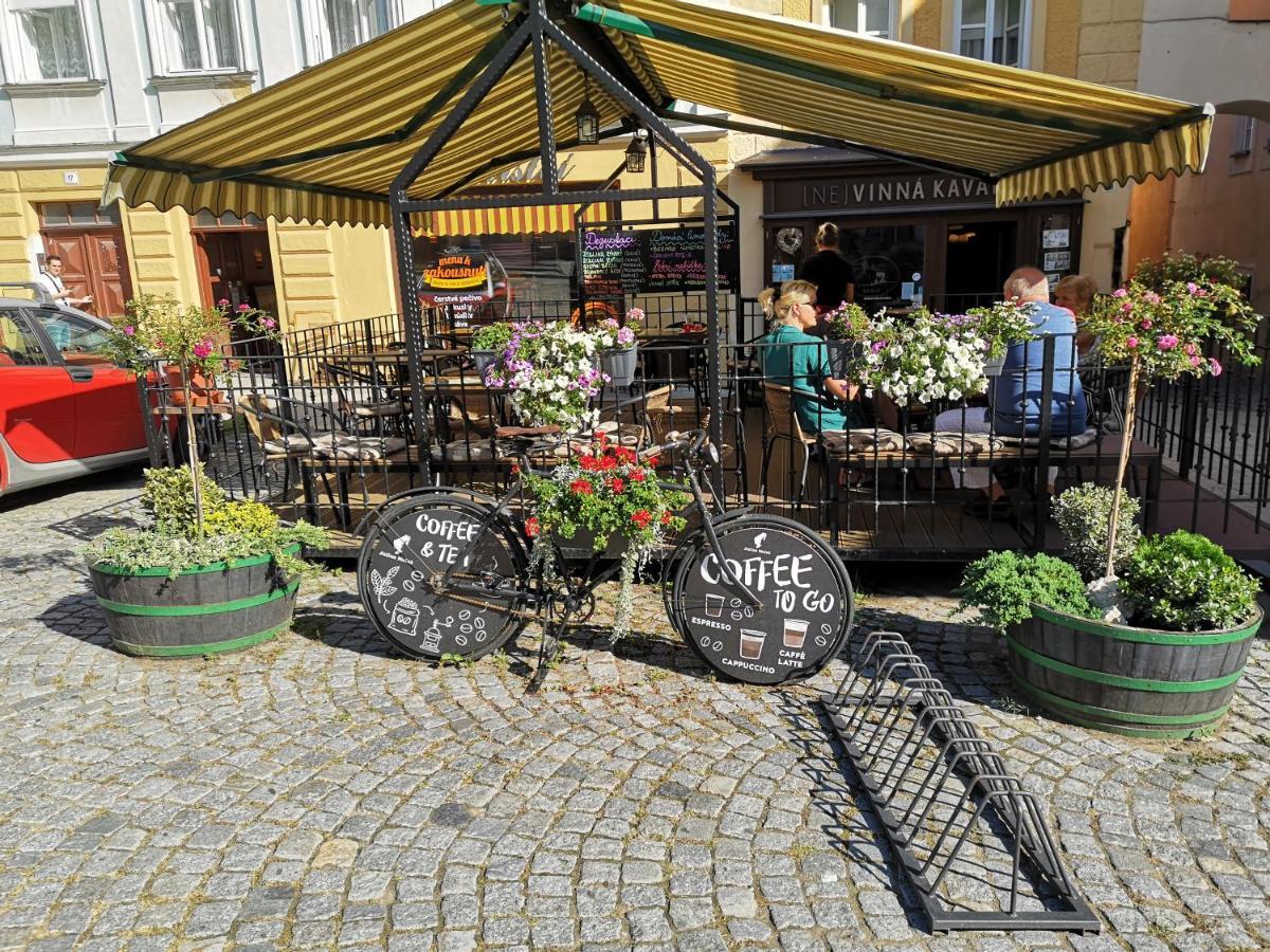 Vinna Kavarna Mikulov Buitenkant foto