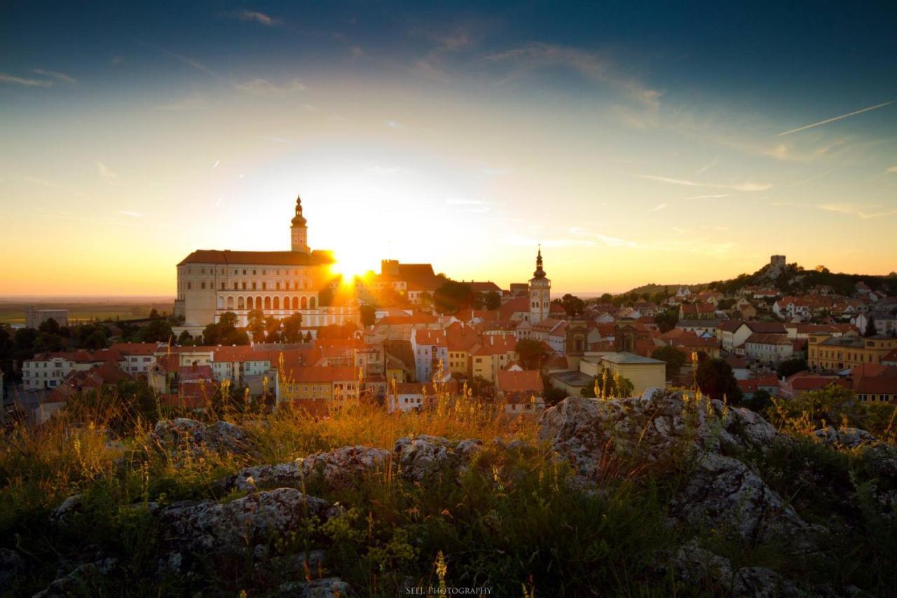 Vinna Kavarna Mikulov Buitenkant foto